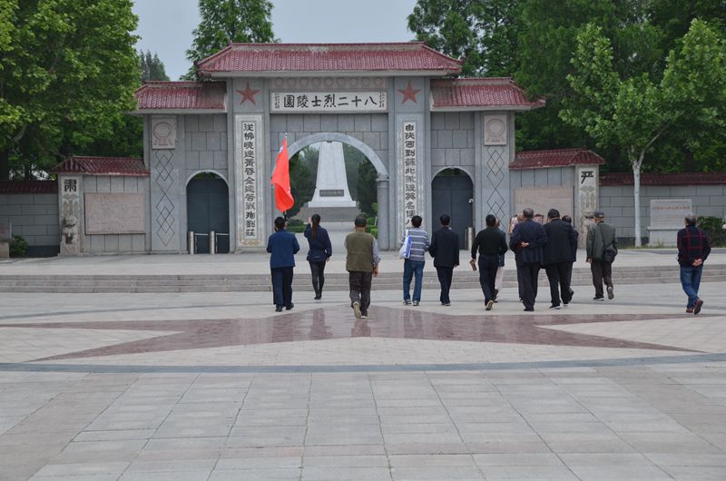 淮安市洪泽区人民医院组织离退休党员赴刘老庄八十二烈士陵园开展主题