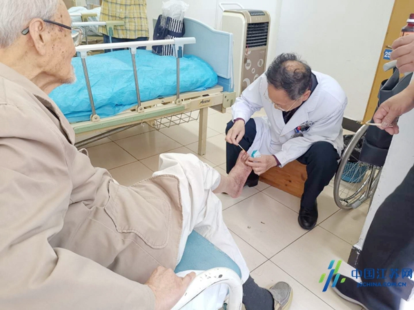 92岁老人下肢血管堵塞差点截肢一根溶栓导管解决所有问题