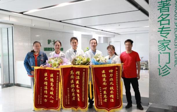 中国江苏网讯 葛春晓主任从事妇科工作四十三年,帮助了很多患有严重妇科疾病的患者清除病灶,为她们顺利怀上孩子创造了基本的身体条件。某互联网医疗平台上,在葛主任的主页显示疗效、态度均为100%满意。 近日,葛主任曾经的病人黄女士带孩子来南京看望她。黄女士是重度子宫腺肌症患者,多年不育,经过葛主任手术治疗后,顺利怀上孩子,她想让5岁的女儿来感谢这位给她们母女情缘牵线的葛奶奶。 这不禁让我想到,在数周前,也是在葛主任的门诊前,一位即将出院的重度子宫腺肌症患者傅女士给葛主任送来鲜花表示感谢,而她进行的是
