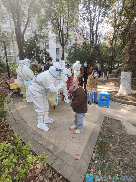 抗疫暖新闻丨半个月未见面的母女终于隔空拥抱了